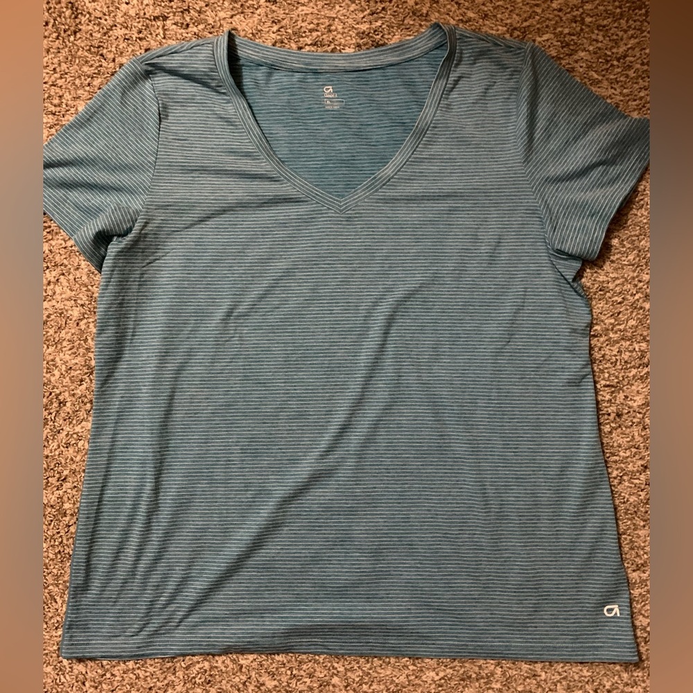 Gap fit v-neck breathe tee